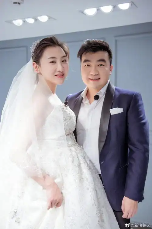 何雯娜孕肚婚纱照