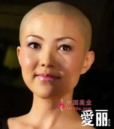 能想到爱美的吴佩慈竟以光头出镜,吴佩慈剃了光头五官还