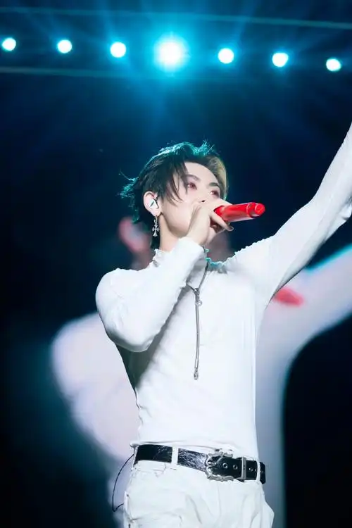 小鬼又来音乐节炸场了##小鬼给助眠直播搞新赛道