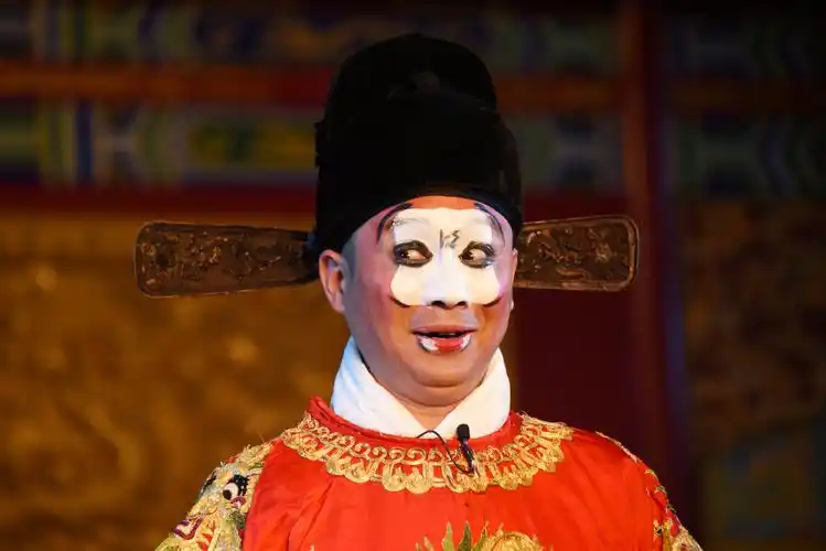 瞧这贼眉鼠眼的样子,一看就不是好人