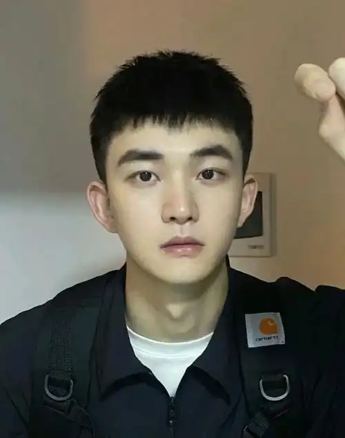 男士不用烫的打理好看有型的发型 栗子头
很多男生在选择发型的时候