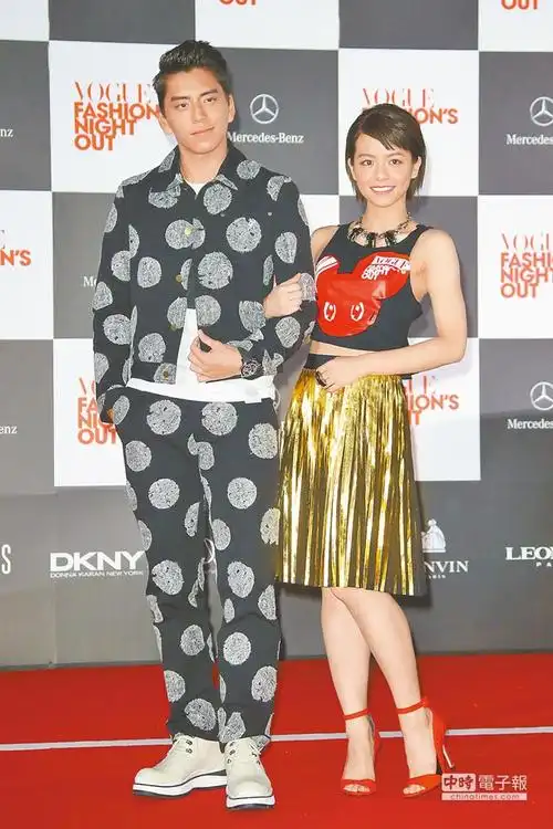 王大陆(左)与宋芸桦出场时引爆尖叫声,王穿秋装包紧紧,宋大方露.