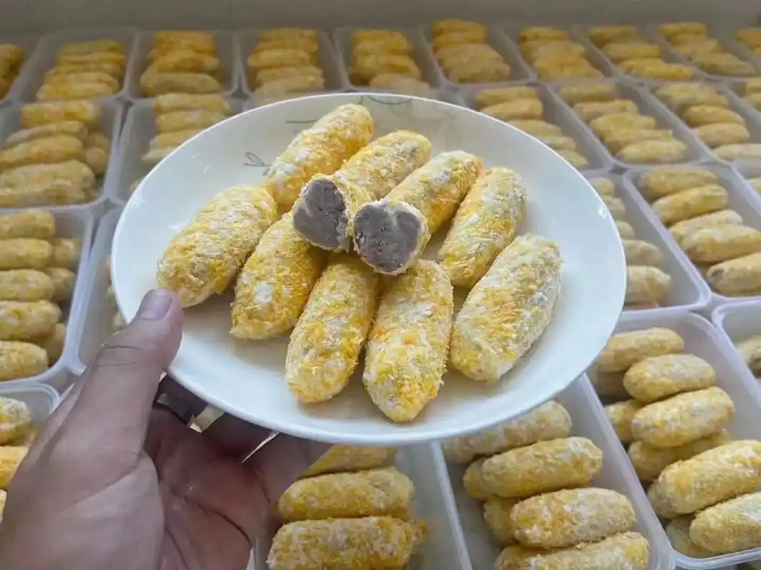 潮汕小吃香芋卷…一盒12条, 新鲜芋磨泥,再一点一滴用手工包 - 抖音