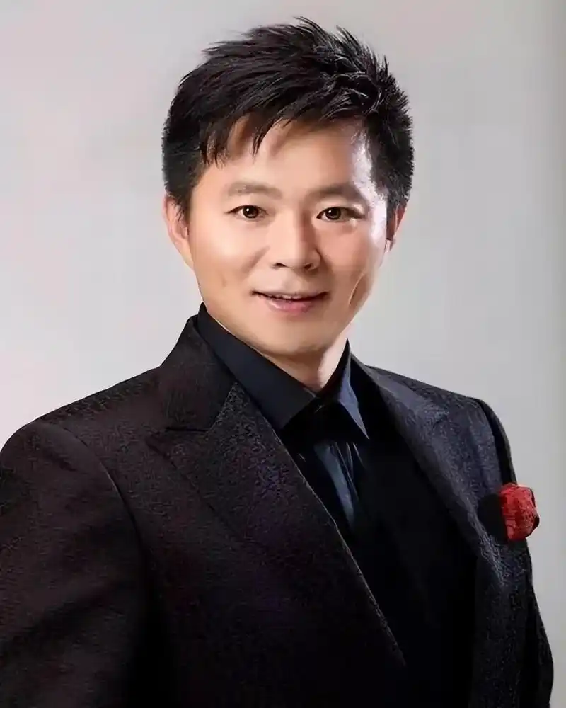 歌唱家王宏伟:40岁的爱情奇妙旅程 中国歌唱界的"歌神"王宏伟,40岁