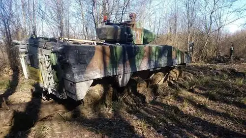 一辆法国陆军vbci轮式步兵战车车轮被淤泥限住了