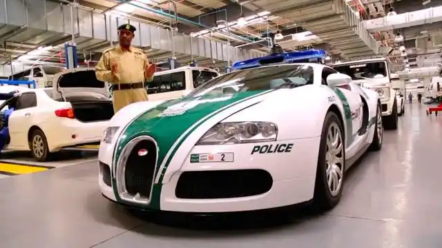 迪拜警车到底多豪华?老外带你亲眼参观迪拜警局车库,还缺看大门吗