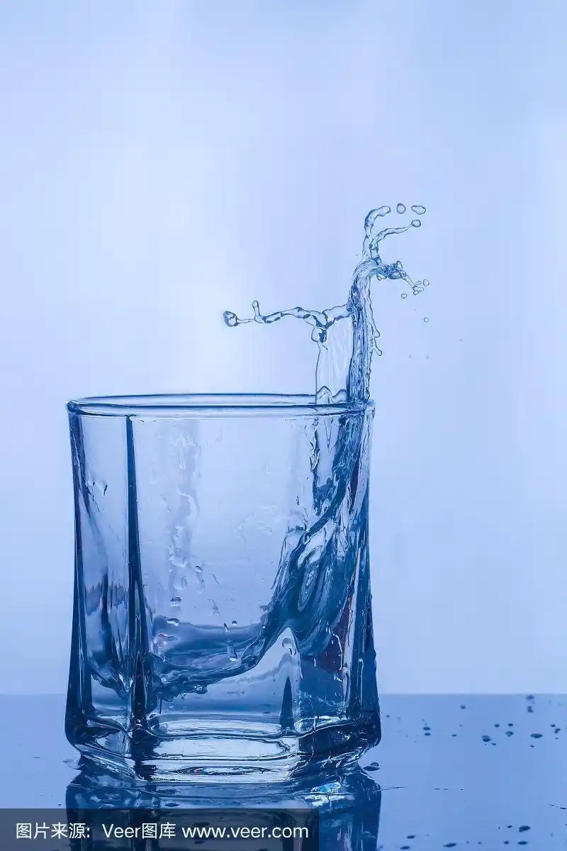 水溅在玻璃杯里