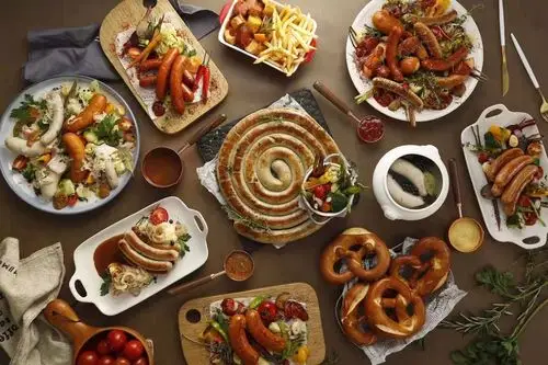 我们提供德国美食和德国啤酒以及来自世界各地的各种酒饮料.