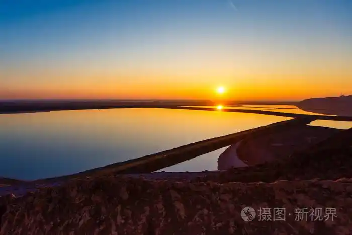 灿烂的阳光照耀在地平线上