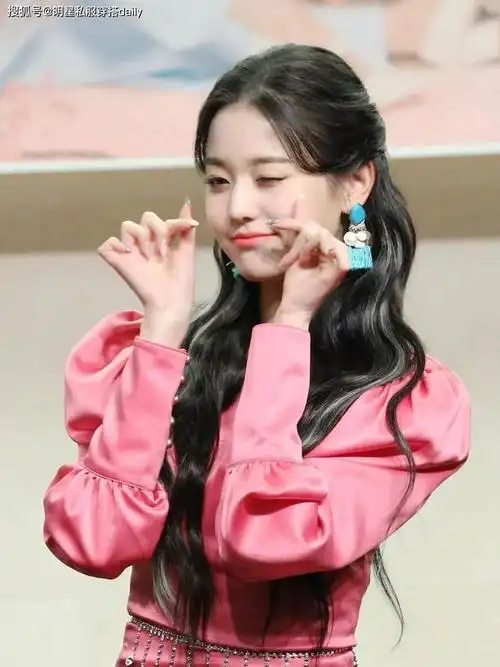 张元英素颜出现在机场一身黑色大衣头戴蝴蝶结贝雷帽清纯少女