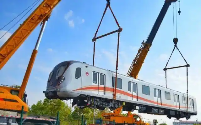 上海轨道交通18号线首列车抵达上海:颜色与原本的标志色不太一致