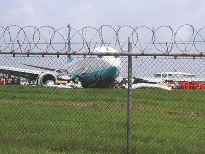 厦门航空客机马尼拉降落冲出跑道 落地前曾空中盘旋1小时