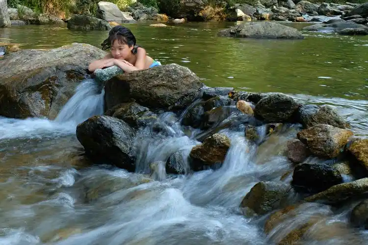 【【 光雾山嬉水的女孩 】】