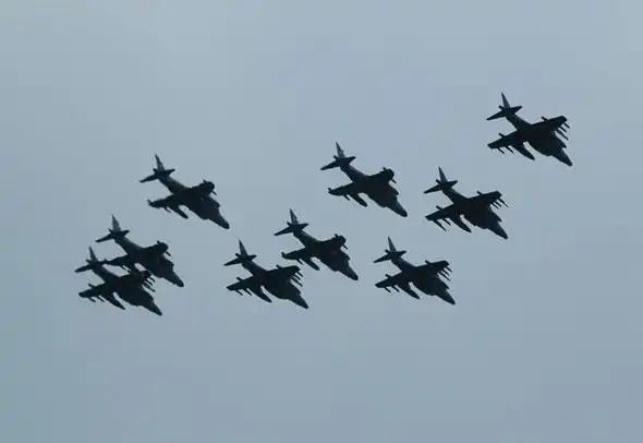 图文:鹞式战机编队