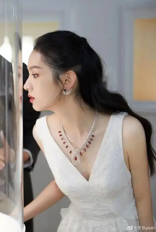 珠宝设计师辫子("北电校花"周也,生图也这么能打的秘诀到底是什么?