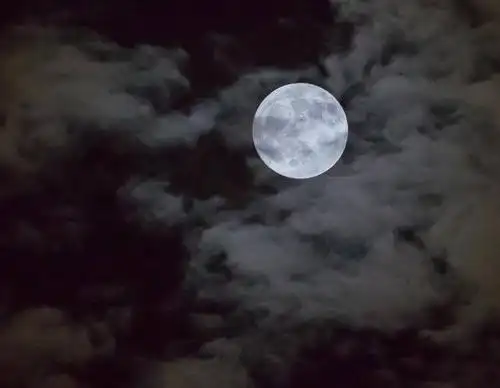 使用手动曝光,测光时可以试着对月亮用点测光,适当降低曝光,保留月球