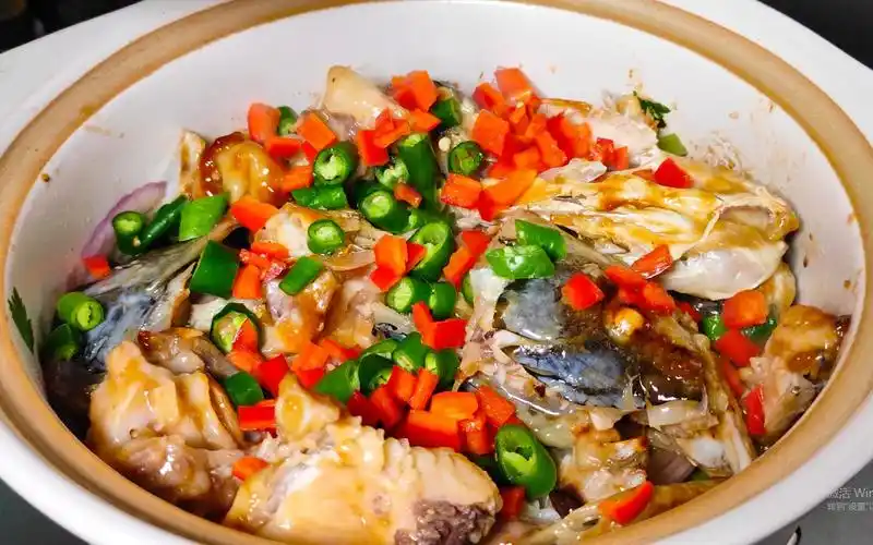 广式经典名菜砂锅焗鱼头又鲜又嫩不放一滴水做法超简单