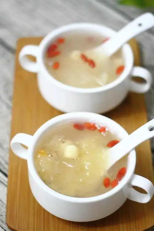 深受女士们喜爱的银耳莲子羹,美容又养颜