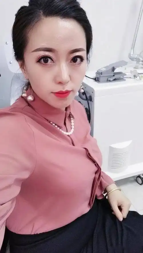 爱自拍的时尚成熟美人