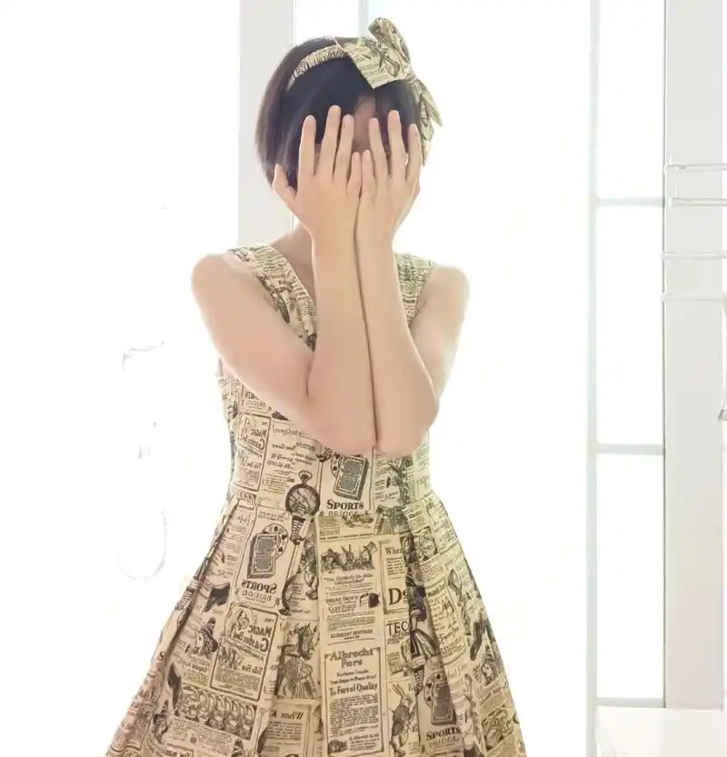 把报纸穿在身上.再发一次,这个裙子太好看了#手工 #diy  - 抖音