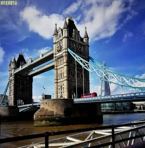 伦敦塔桥是泰晤士河口上第一座桥,地标性建筑,始建于1886年,1894年