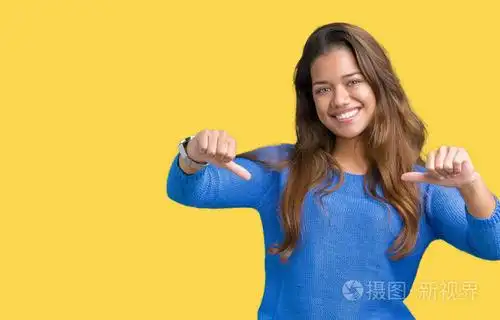 年轻漂亮的黑发女人,穿着蓝色毛衣,背景与世隔绝,脸