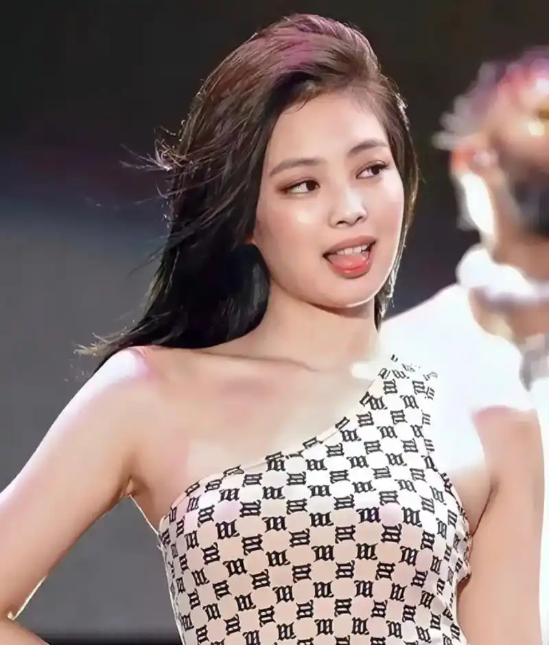 嘿,你有没有注意到jennie那种直角肩啊?感觉有点over了,甚至有点病态.