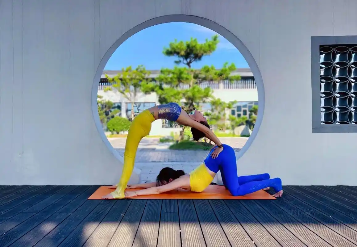 双人瑜伽拍照体式.做一个暖暖和和又有光的人# 瑜伽 # 户外 - 抖音