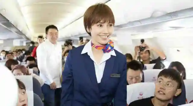 《中国机长》原型空姐合照气场不输袁泉,个个像大哥,她颜值最高