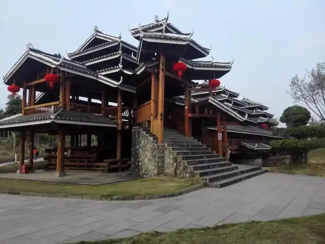 广西少数民族居住建筑各有什么特色? 免费观看广西民族村就明白了