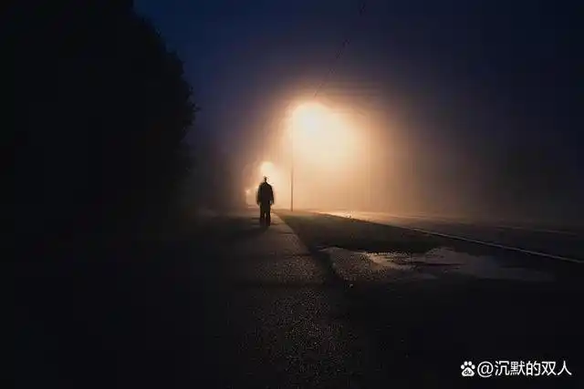 但一个人一旦没目标很迷茫的活着,其实内心是很崩溃的,每天就像行尸走