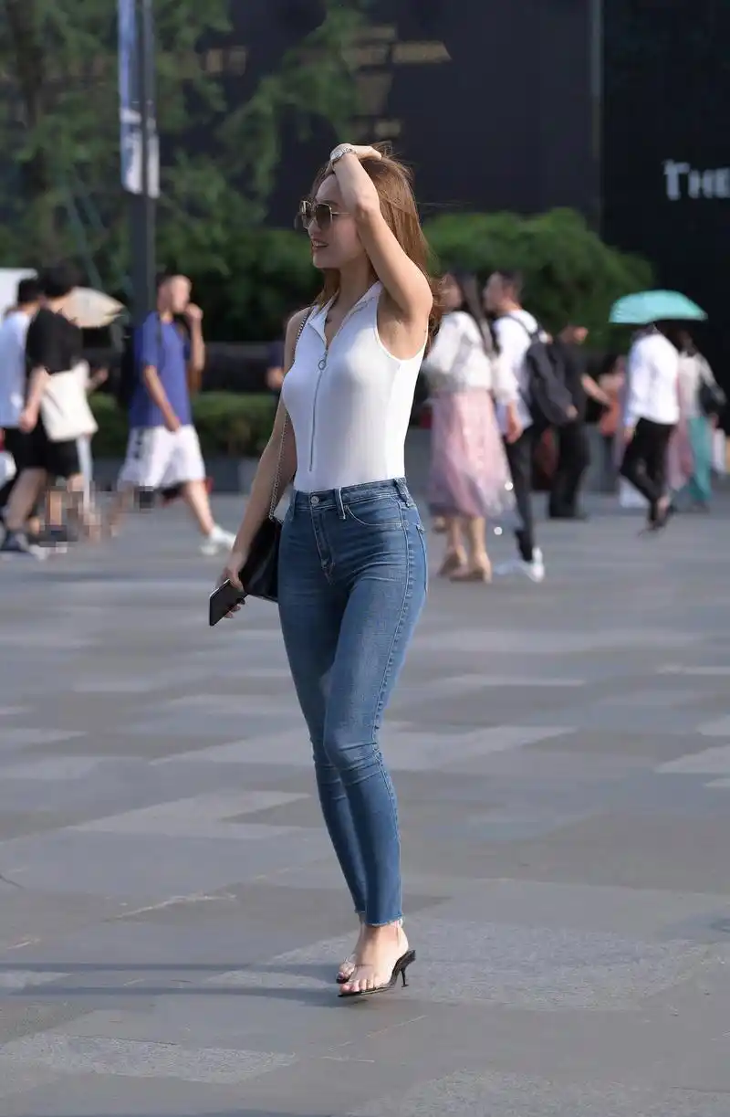 街拍:气质牛仔裤美女