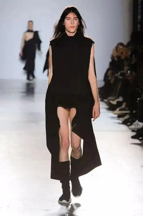 镜头拉回到 2015年的秋冬男装展上,rick仿佛和大家开了一个玩笑,男装