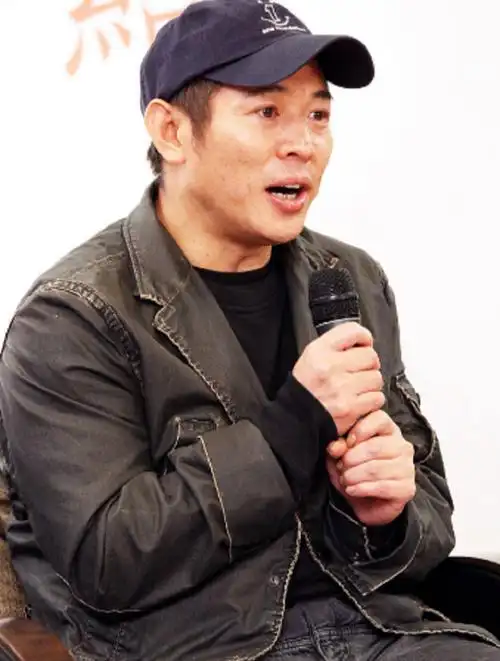 60岁李连杰罕见露面,满面红光状态佳,幽默聊去世谣言:我还没死