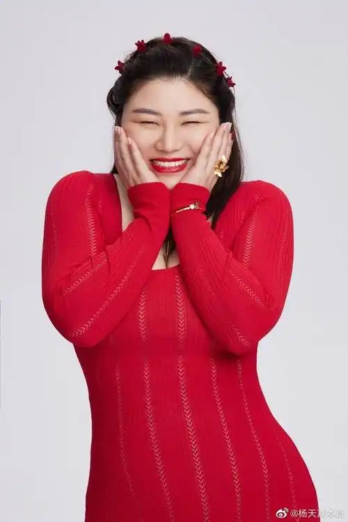 胖女孩,身材结实,骨架大都曾经被当成时尚黑洞,跟穿衣好看完全不沾边