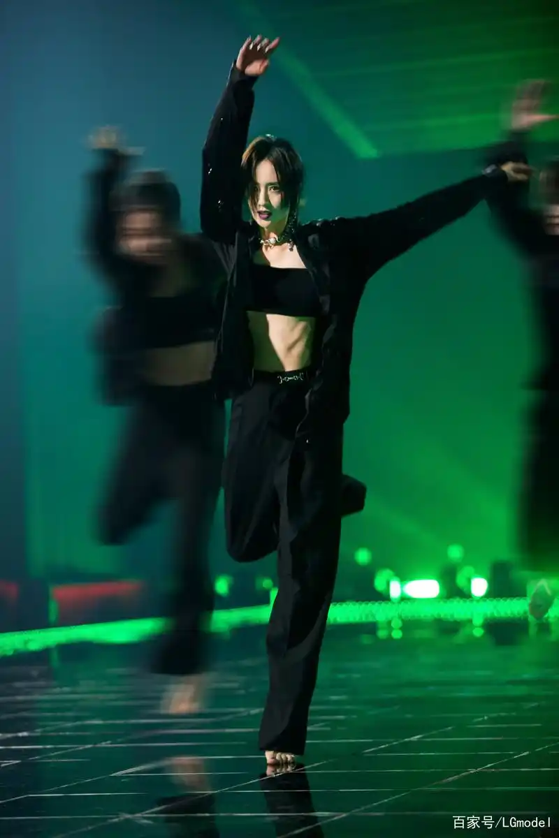 佟丽娅穿西裤热舞!露脐内衣秀出蚂蚁腰,光脚跳舞突破自我