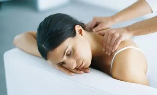 颈椎病这么治疗保养把脖子扶起来