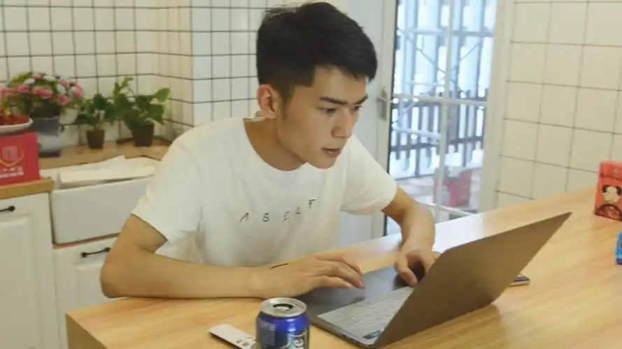 江苏90后周小帅淘宝卖小龙虾年入千万 网友:博学多金还长得帅!