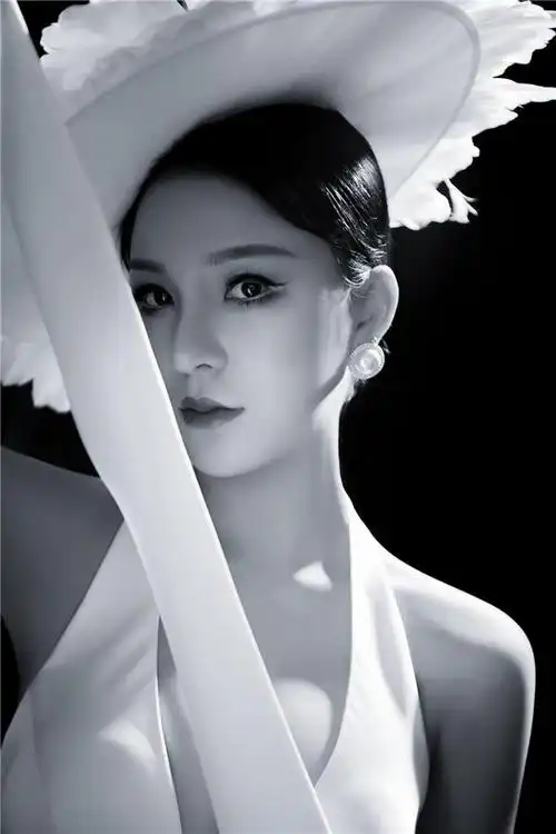 杨语诗出新杂志封面——高贵冷艳又优雅迷人