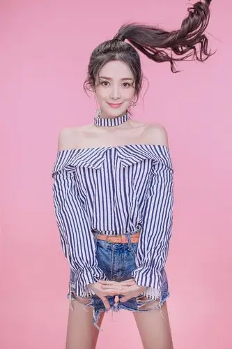 组图:王璟彦俏皮写真 甜美浪漫少女感十足