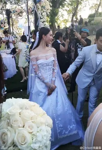 婚礼现场,新娘刘诗诗蕾丝婚纱复古优雅.