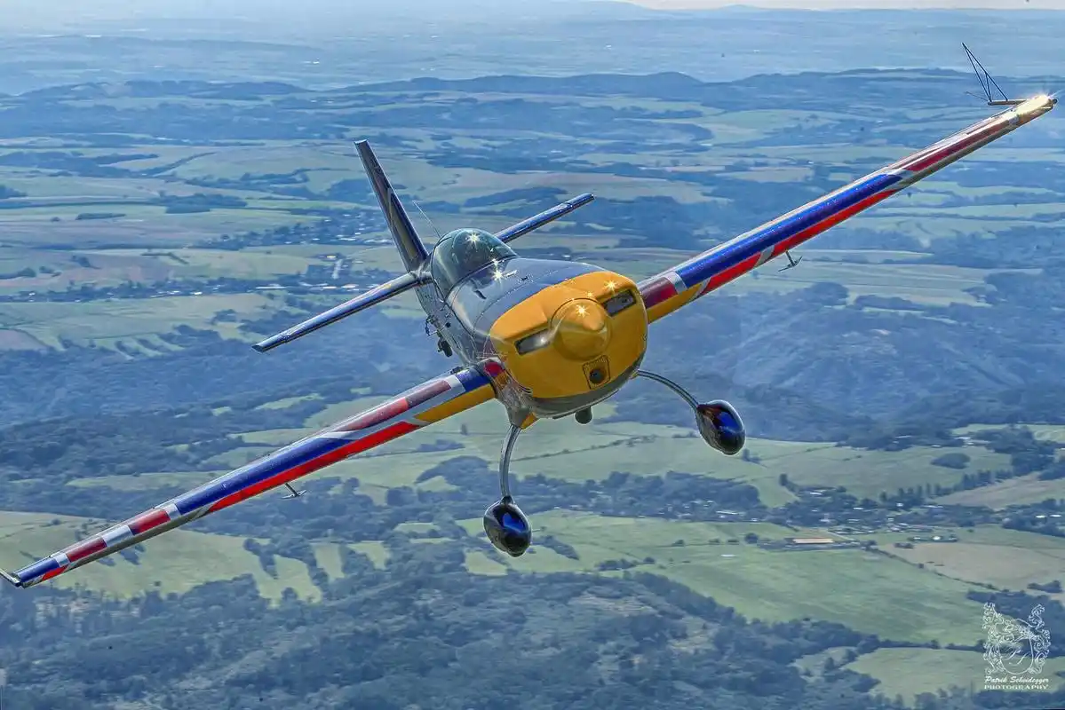 捷克jas-39鹰狮和下单翼螺旋桨运动飞机遨游蓝天!