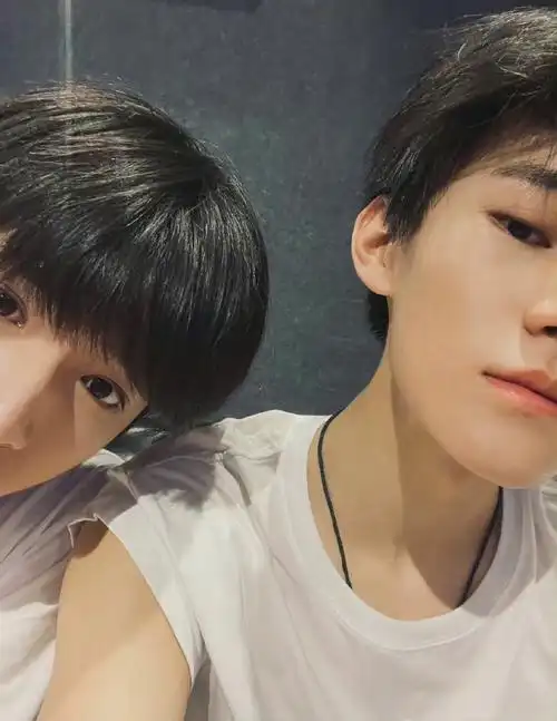 张真源晒合照为刘耀文庆生 放心冲,要多喝牛奶,再长高高!__财经头条