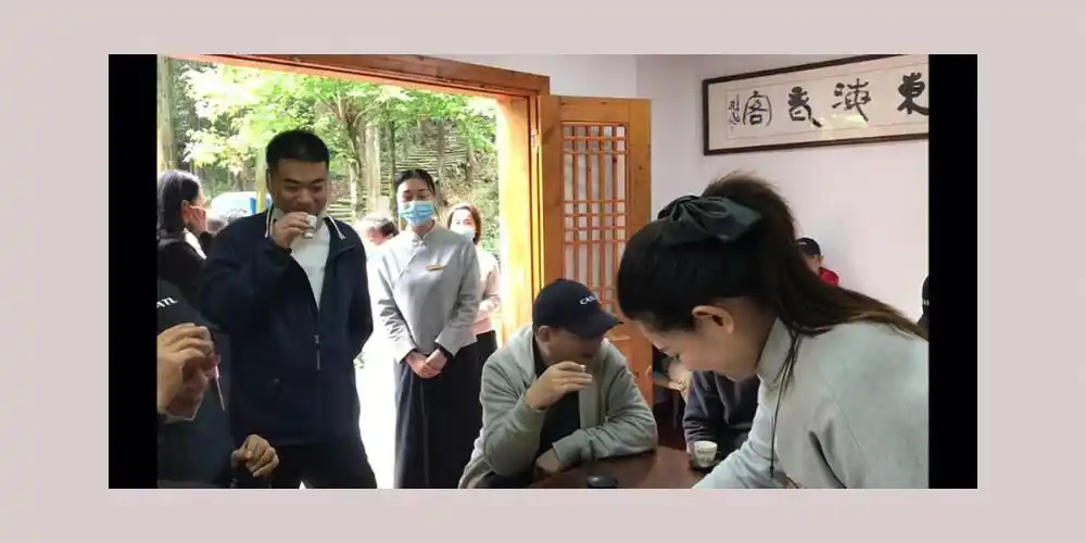 宁德时代董事长曾毓敏太姥山行,品"东海老客"的荒野老牡丹,赞不绝口