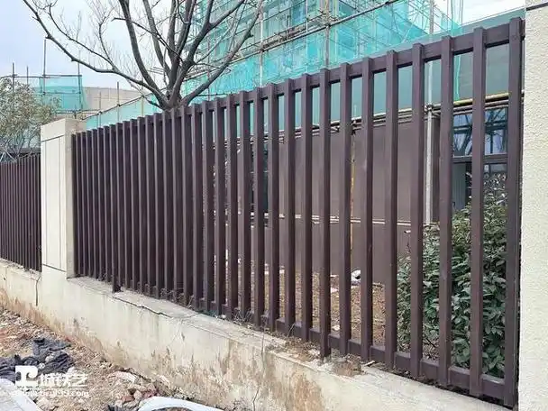 两种不同型号的矩形管组合在一起的铁艺围墙护栏,大家好,我是铁艺张