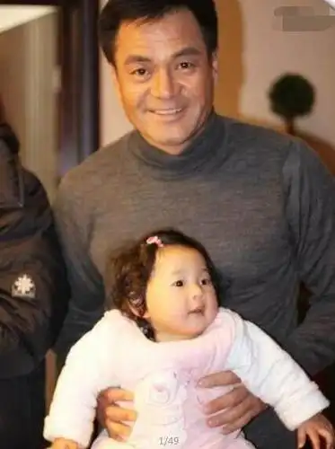 55岁尤勇和妻子生活素颜照曝光 两次婚姻终获幸福 妻子高挑有气质