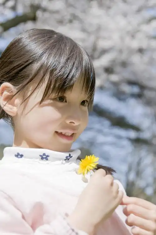 东方人,儿童,一个人,站,笑,微笑,露齿笑,竖图,室外,白天,仰视,爱情