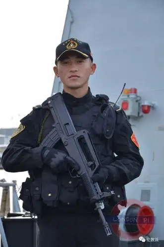 独家大图那个海军小哥哥你们帅得有点违规好嘛