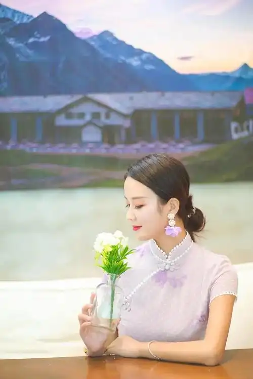 中年女士拍照,拍出气质,年轻又漂亮.