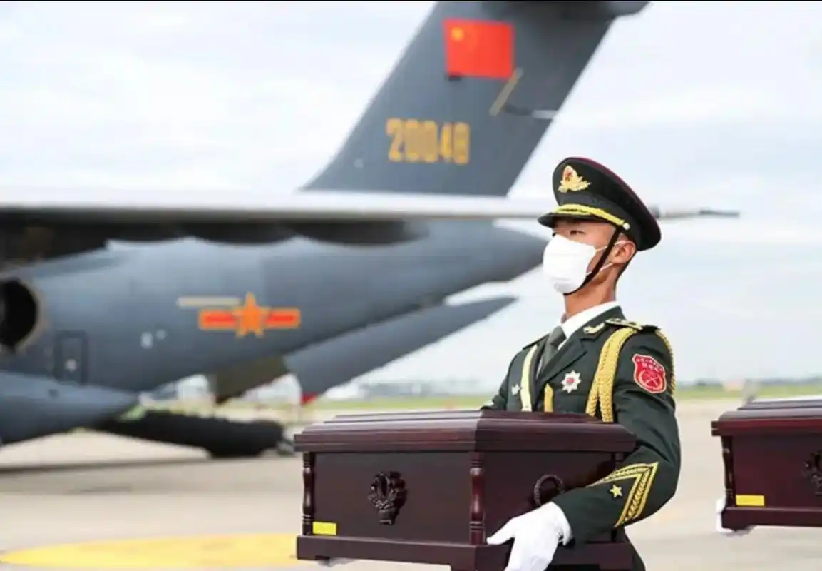 去时胸口红花,归时国旗覆体!为什么战旗美如画,英雄的鲜血染红 - 抖音